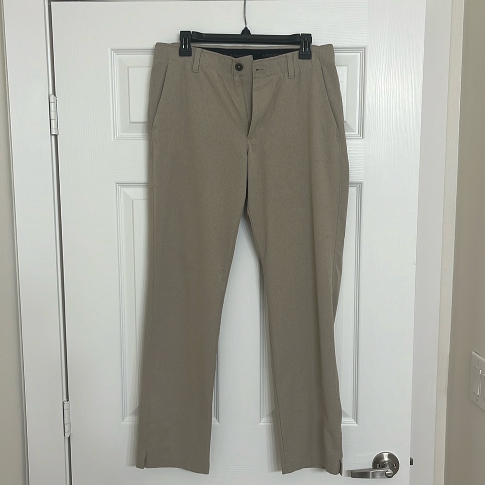 Under Armour Perforated Performance Golf Khakis Men’s Size 32 x 32